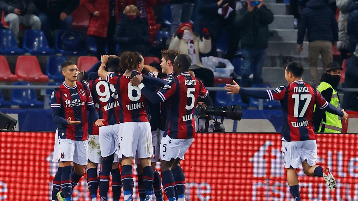 PAP/EPA / Na zdjęciu: Piłkarze Bolognii cieszą się z gola