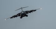 C-17 Globemaster dostarcza sprzęt na Ukrainę. Co to za maszyna?