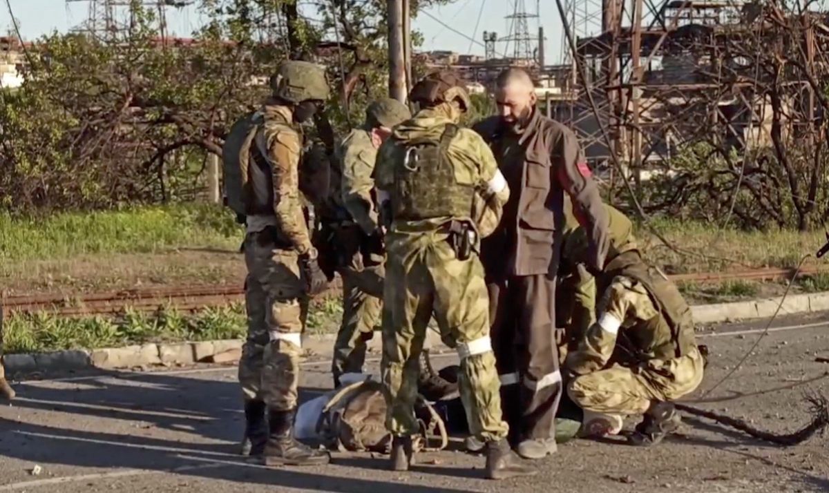 Wojna w Ukrainie. Ewakuacja z zakładów Azowstal 