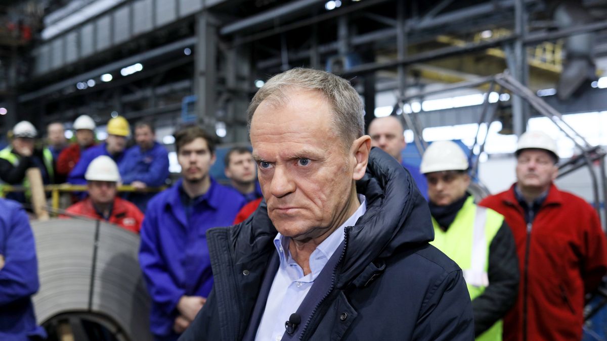 Lider PO Donald Tusk podczas spotkania z pracownikami firmy Rafako w styczniu 2023 r.