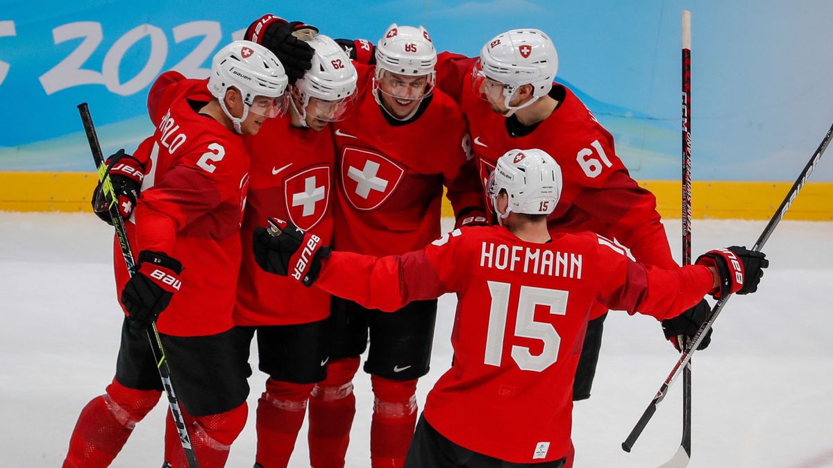 PAP/EPA / MARK CRISTINO  / Na zdjęciu: Szwajcarzy cieszą się z gola