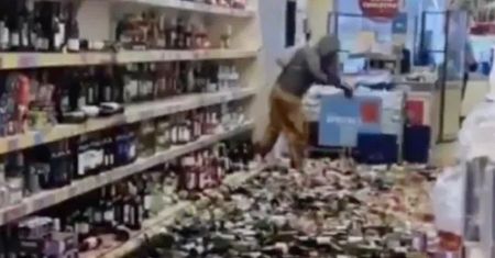 Kobieta wpadła do monopolowego, jak po ogień. Nie było co zbierać [WIDEO]