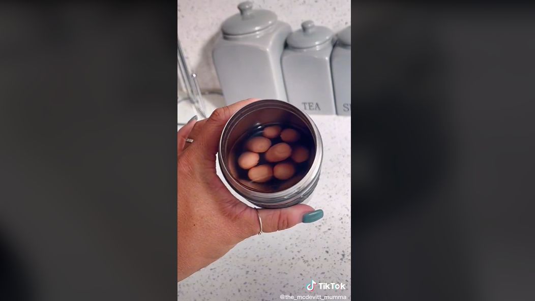 Genialny trik z parówkami. Nagranie TikTokerki hitem internetu