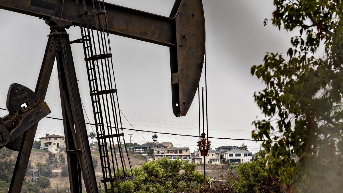 Los Angeles,  - September 25: Homes sit in the shadow of the Inglewood Oil Field as Governor Gavin Newsom speaks at a press conference where he signs legislation related to oversight of oil and gas wells, and community protections on Wednesday, Sept. 25, 2024 in Los Angeles, . (Jason Armond / Los Angeles Times via Getty Images)