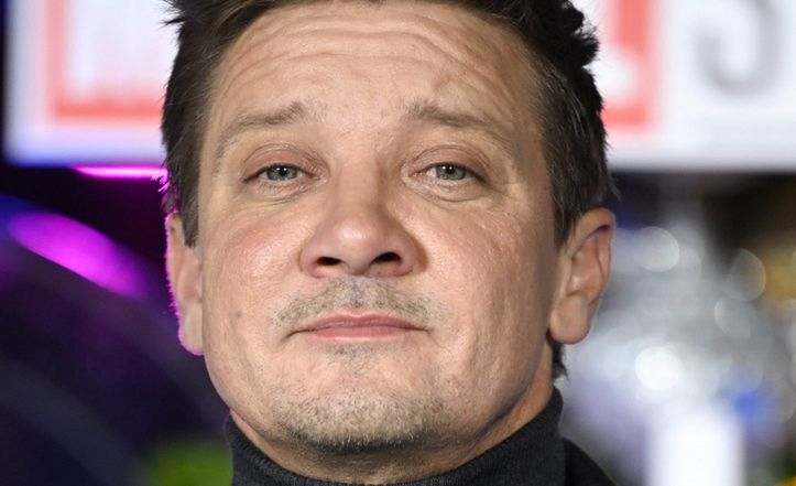 Jeremy Renner pokazał zdjęcie z rehabilitacji: "Te ponad 30 złamanych kości ZROŚNIE SIĘ I WZMOCNI" (FOTO)