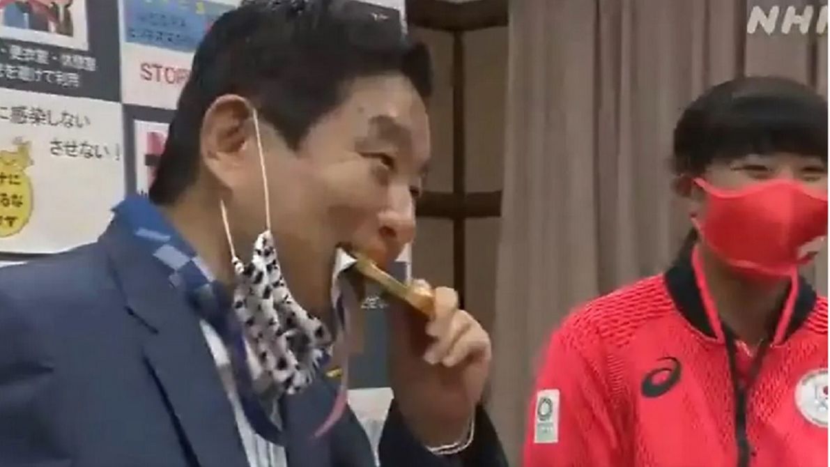 Takashi Kawamura gryzie medal 