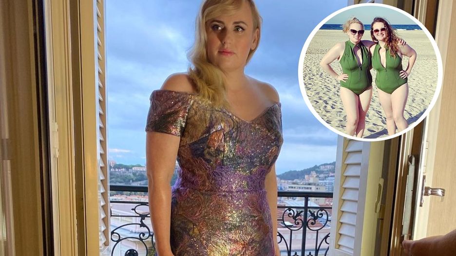 Coraz chudsza Rebel Wilson pozuje na plaży.