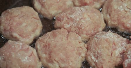 Dlatego kotlety mielone pękają. Wielu nie wie, a łatwo temu zapobiec i zachować pełnię smaku