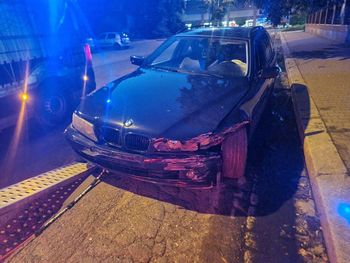 Legnica: Pijany kierowca rozbił auto na ogrodzeniu szkoły. Wmawiał policjantom, że tylko pomaga je usunąć