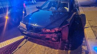 Legnica: Pijany kierowca rozbił auto na ogrodzeniu szkoły. Wmawiał policjantom, że tylko pomaga je usunąć