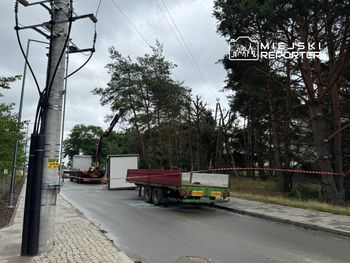 Warszawa: Ramieniem HDS podczas rozładunku zawadził o linię średniego napięcia. Prąd raził operatora, zapaliły się opony