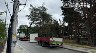 Warszawa: Ramieniem HDS podczas rozładunku zawadził o linię średniego napięcia. Prąd raził operatora, zapaliły się opony