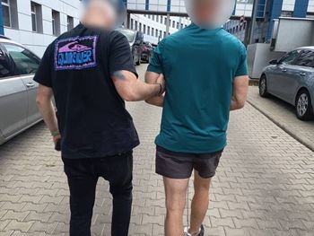 Brutalnie pobił nieznajomą kobietę przed lokalem. Policyjni "łowcy głów" zatrzymali mężczyznę