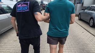 Brutalnie pobił nieznajomą kobietę przed lokalem. Policyjni "łowcy głów" zatrzymali mężczyznę