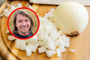 Kroisz cebulę i płaczesz? Karol Okrasa ma na to genialny i prosty patent
