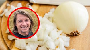 Kroisz cebulę i płaczesz? Karol Okrasa ma na to genialny i prosty patent