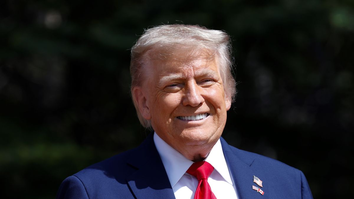 US President Donald Trump attends an arrival ceremony during the Group of Seven (G7) Summit at the Pomeroy Kananaskis Mountain Lodge, in Kananaskis, Alberta, Canada, 16 June 2025. EPA/LUDOVIC MARIN / POOL Dostawca: PAP/EPA.