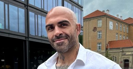 Akop Szostak obronił pracę magisterską NA PIĄTKĘ: "Łysy gość z tatuażami nie musi być głupi". Jaki kierunek ukończył?