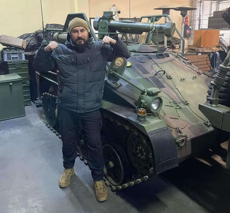 Ukraiński żołnierz z przywróconym do służby egzemplarzem tankietki Wiesel 1.