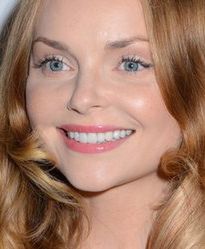 Iza Miko wygląda jak woskowa figura!