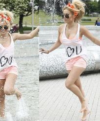 Smakowita Doda pluska się w fontannie