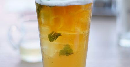 Herbata cytrynowa instant z dodatkiem cukru, przygotowana z wodą