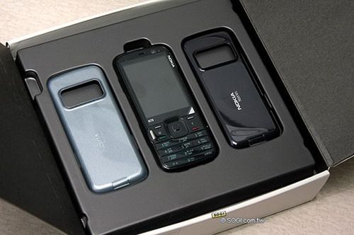 Nokia N79 w czerni z trzema nakładkami na baterię