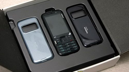 Nokia N79 w czerni z trzema nakładkami na baterię 1