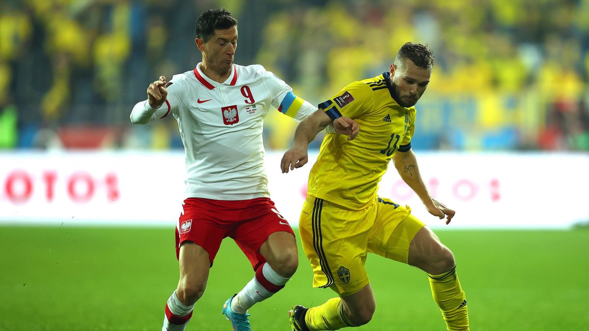 PAP / Łukasz Gągulski / Na zdjęciu od lewej: Robert Lewandowski i Jesper Karlstrom