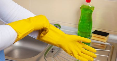 Nie używaj płynu do mycia naczyń, żeby wyczyścić deskę do krojenia