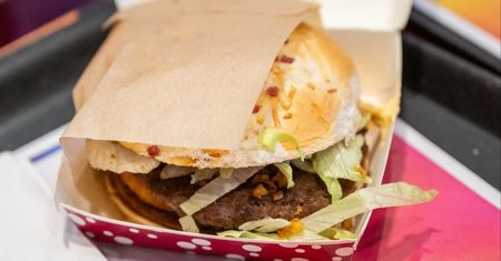 Ile kosztuje Burger Drwala? Kultowa kanapka już dostępna