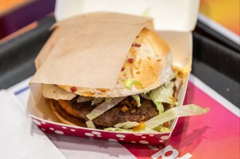 Ile kosztuje Burger Drwala? Kultowa kanapka już dostępna