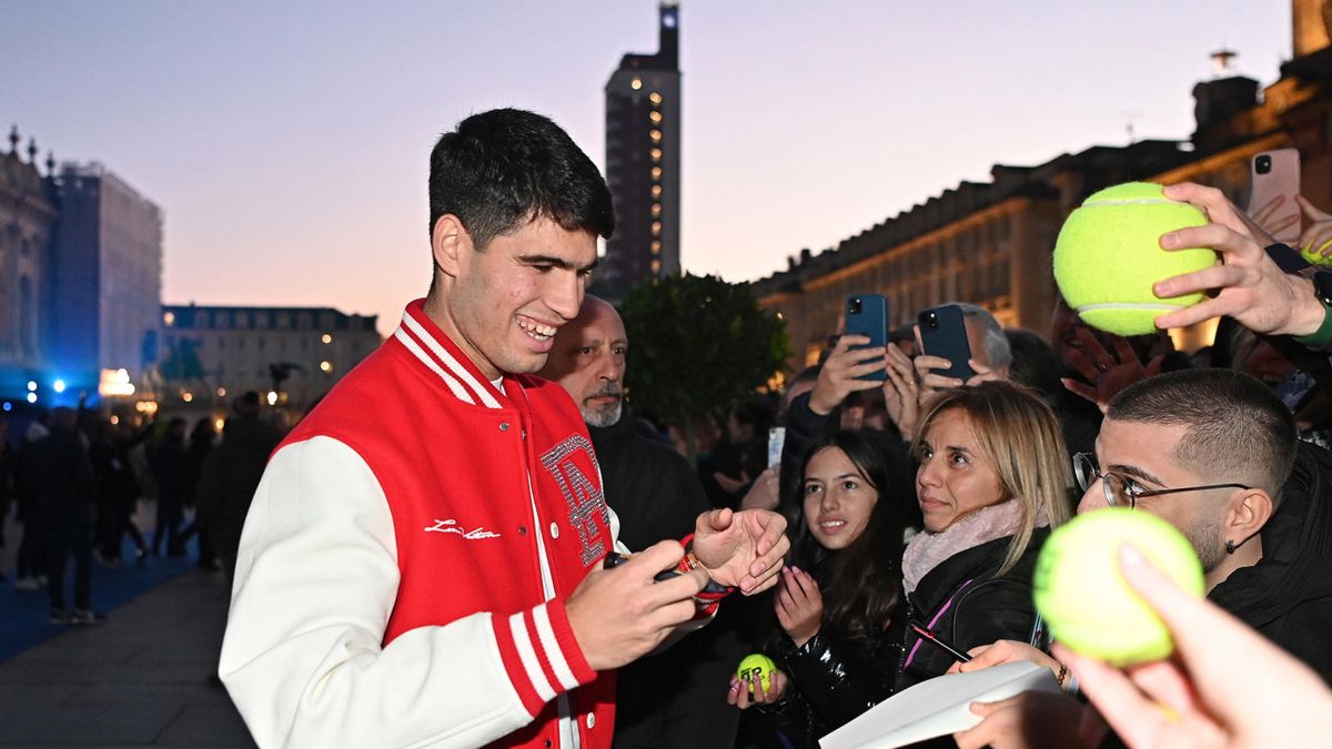 Zdjęcie okładkowe artykułu: PAP/EPA / Alessandro di Marco / Na zdjęciu: Carlos Alcaraz rozdający autografy kibicom w Turynie