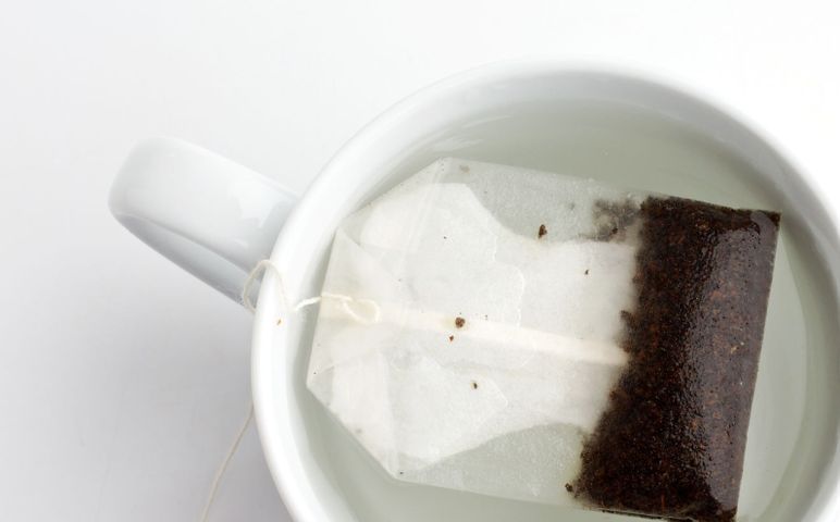 Teina zawarta w herbacie redukuje uczucie zmęczenia, poprawia pamięć i koncentrację, a także reguluje syntezę soków trawiennych. 