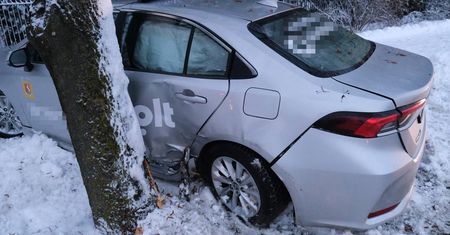 Toyota Bolt wpadła w poślizg i uderzyła w drzewo. Pasażerka z obrażeniami ciała trafiła do szpitala [ZDJĘCIA]