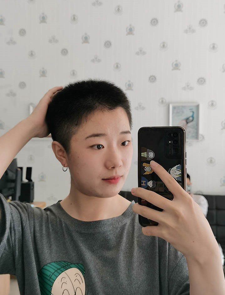 Młode Chinki drastycznie skracają włosy