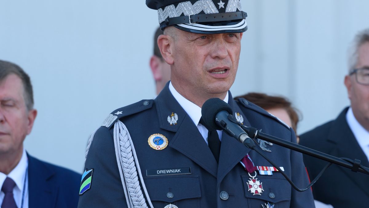  Tomasz Drewniak Jakub Kaczmarczyk Tomasz Drewniak , 31. Baza Lotnictwa Raktycznego, lotnictwa, lotnictwo, lotnicy, m�wnica, piloci, Pozna�, przemawia  m�wi, samoloty, uroczysty apel, w Krzesinach