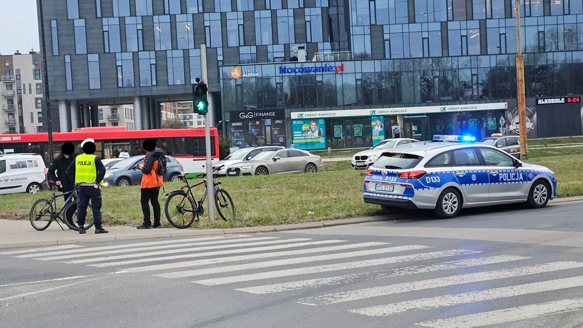 Patrol policji ukarał dwóch rowerzystów za przejazd przez przejście dla pieszych