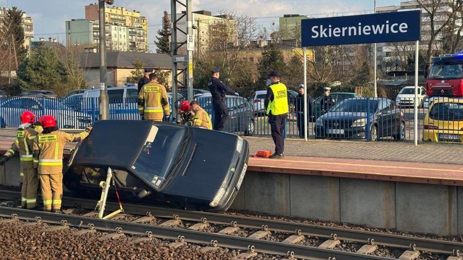 79-latek wjechał samochodem na tory w Skierniewicach