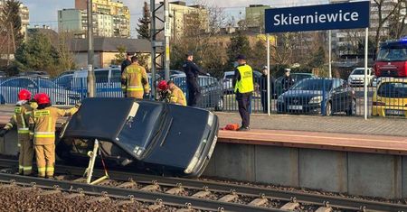 Skierniewice. 79-latek wjechał na peron kolejowy. Jego samochód zsunął się na tory