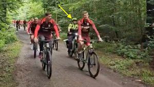 Polscy piłkarze pojechali rowerami na wycieczkę. Uwagę zwrócił jeden uczestnik
