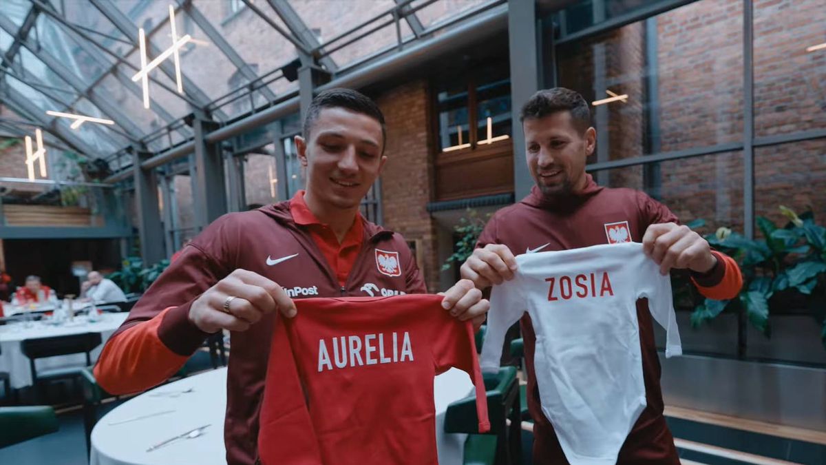 YouTube / Łączy nas piłka / Bartosz Slisz i Paweł Wszołek z prezentami dla córek