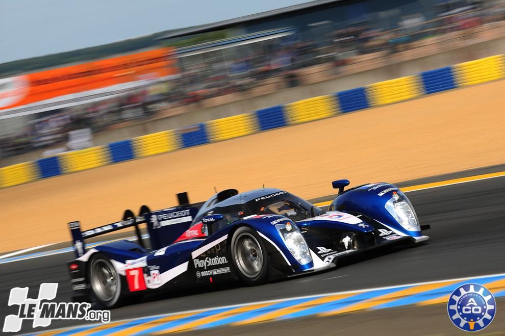 na mecie Peugeot 908 z numerem 7