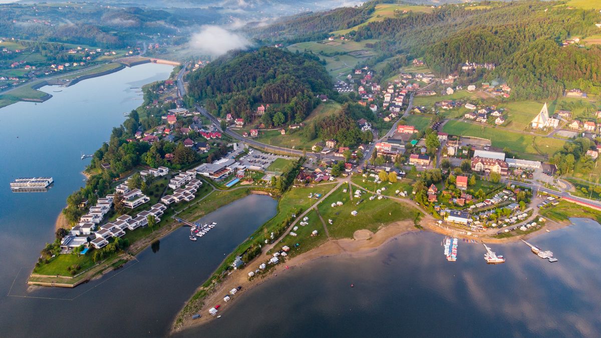 Jezioro Rożnowskie z lotu ptaka