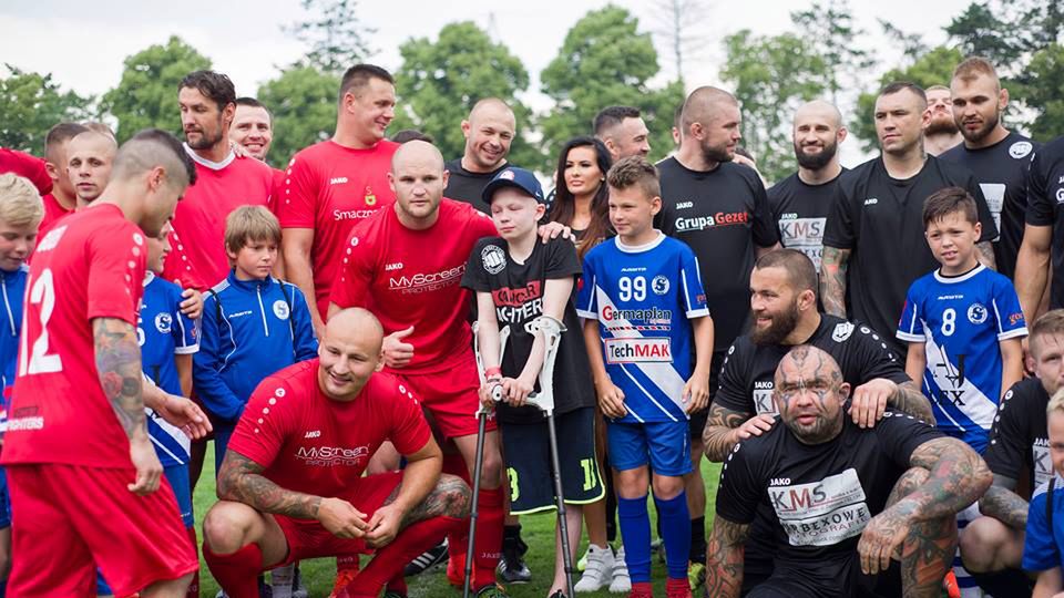 Zdjęcie okładkowe artykułu: Facebook / Marek Kopyć / Uczestnicy charytatywnego meczu. Udział w nim wzięli zawodnicy MMA i pięściarze