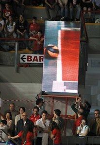 Kibice we Włoszech oglądający na telebimach powtórkę z systemu challenge / fot: Tarantini - volleyball.it