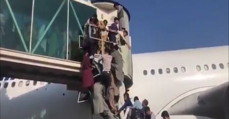 Chaos na lotnisku w Kabulu. Porażające nagranie obiegło sieć