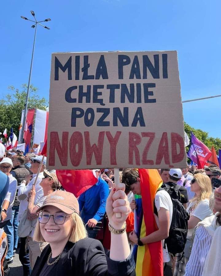 Polki i Polacy protestują przeciwko partii rządzącej