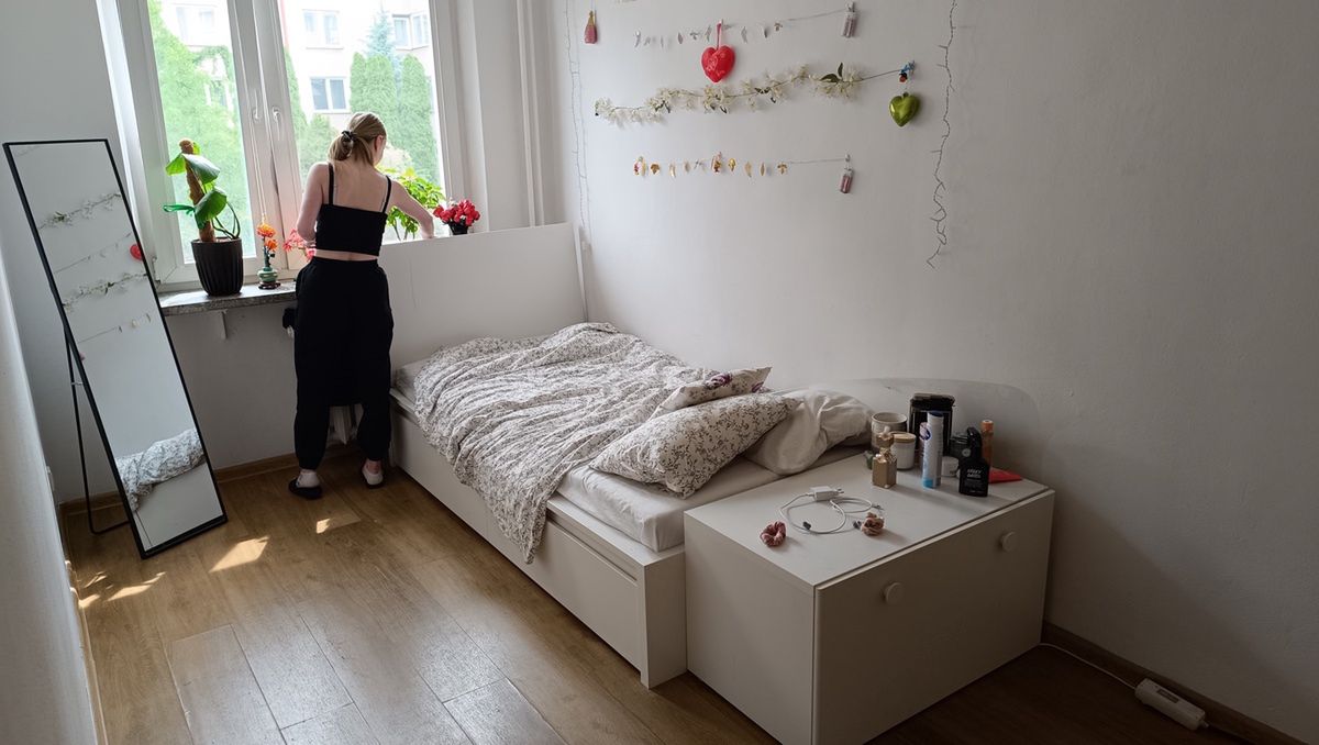 Klara w swoim pokoju w mieszkaniu użyczonym 