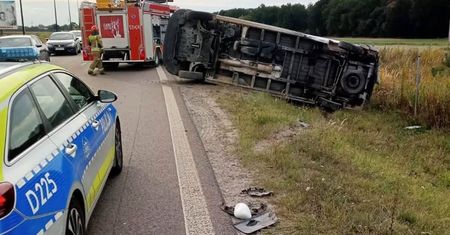 Groźny wypadek na wjeździe do Świdnika od strony Lublina. Bus leży na boku, a dwie osoby trafiły do szpitala